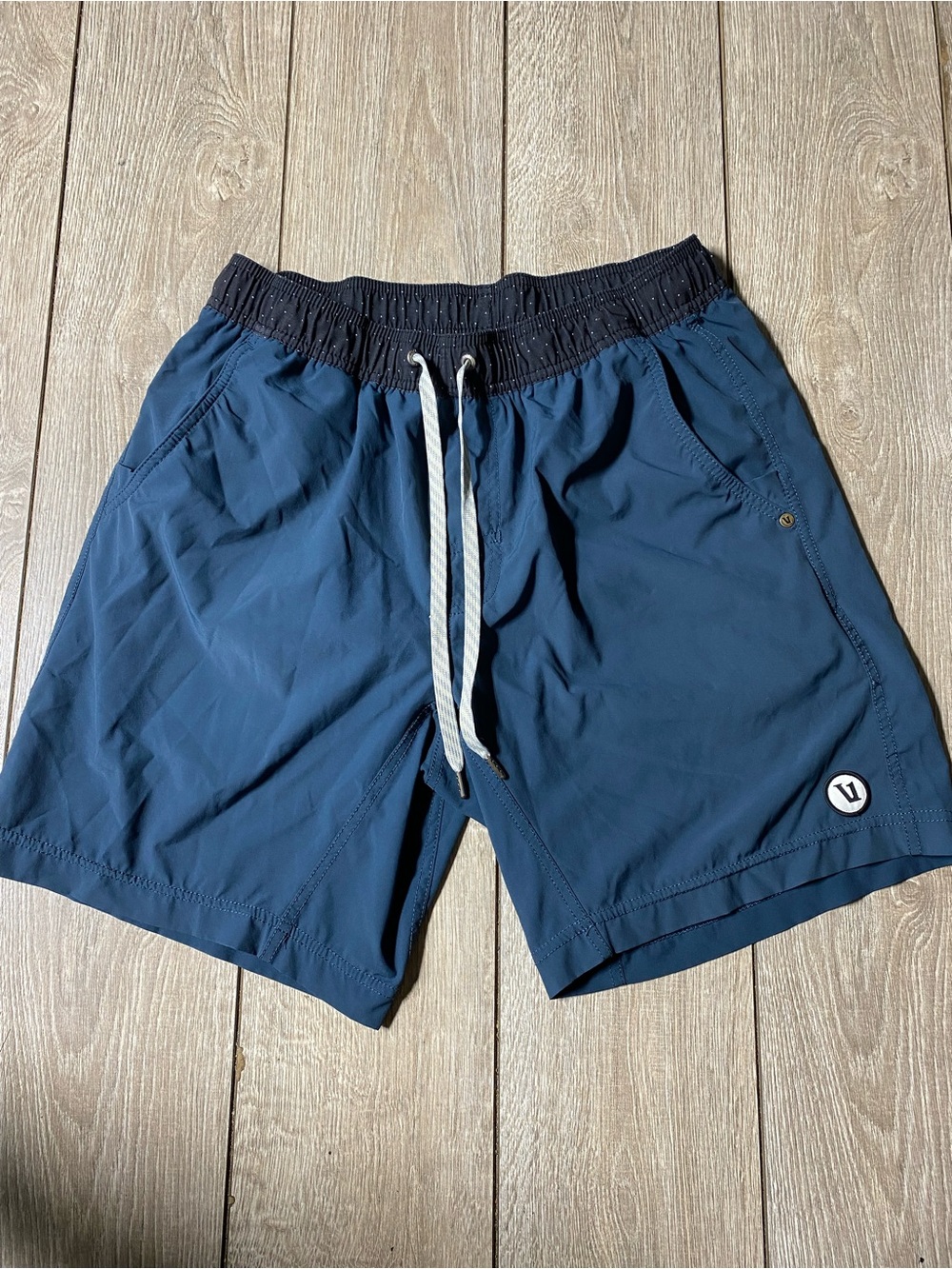 Vuori Men's Kore Athletic Shorts Blue Dot Textured Waistband Drawstring Sz M